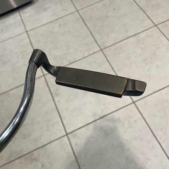 Vintage golf putter by Old master in right hand - Picture 7 of 9